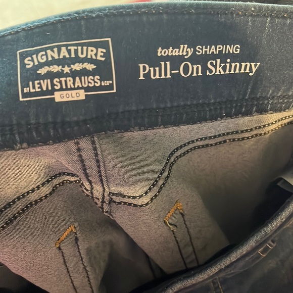 Signature by Levi Strauss & Co. Gold Label Totally Shaping Pull-on Skinny Jeans - Picture 3 of 6